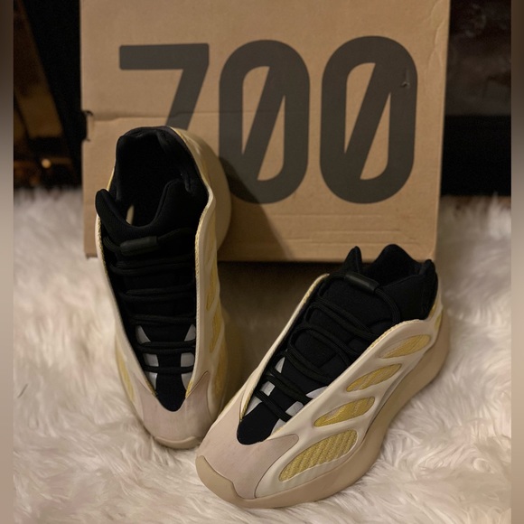 Authentic Yeezy 700 kids size 5.5 or women’s size 8 - Picture 1 of 7